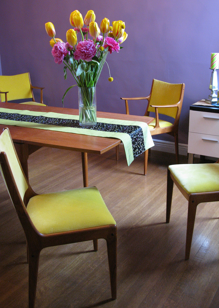 Ispirazione per una sala da pranzo eclettica chiusa e di medie dimensioni con pareti viola, nessun camino e pavimento viola