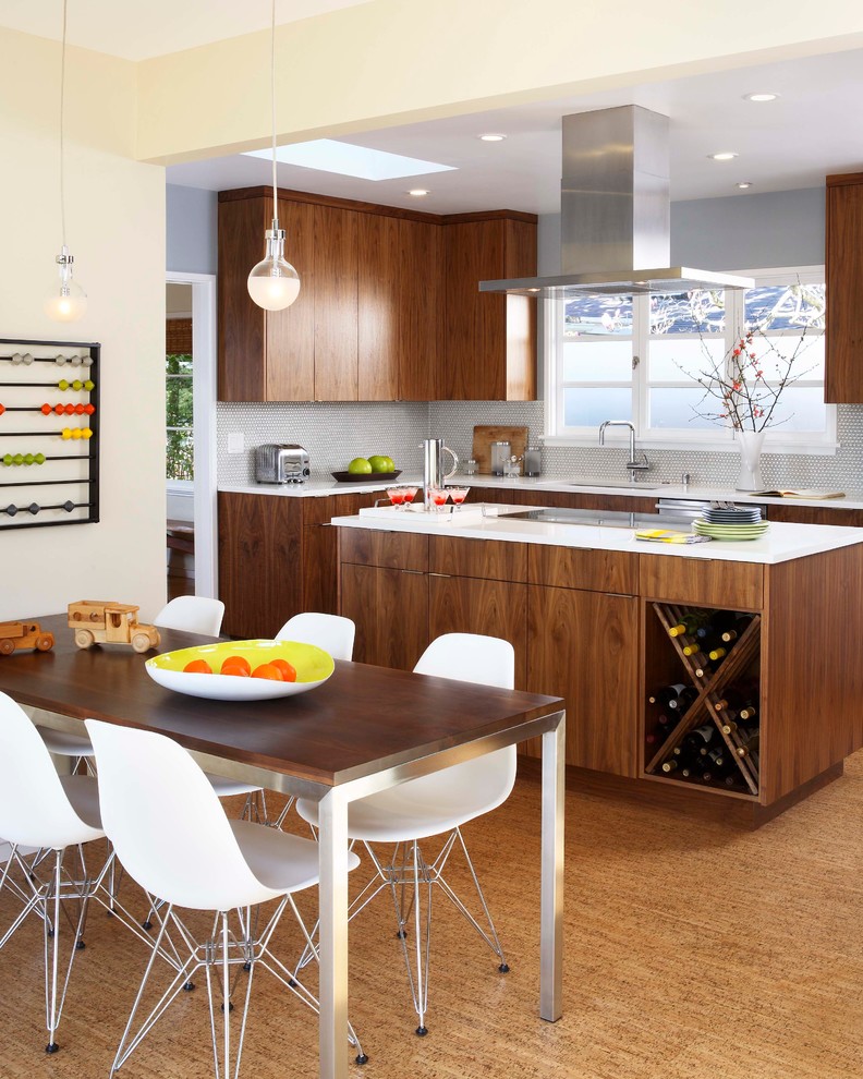 Ispirazione per una sala da pranzo aperta verso la cucina minimalista di medie dimensioni con pavimento in sughero