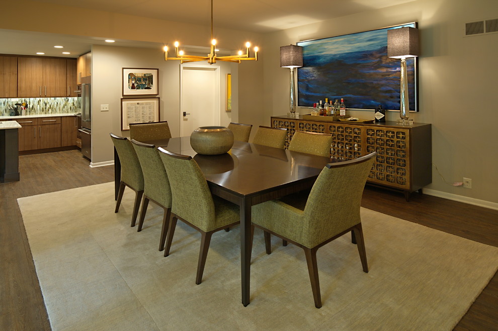 Immagine di una grande sala da pranzo aperta verso la cucina moderna con pareti beige, pavimento in vinile e pavimento marrone