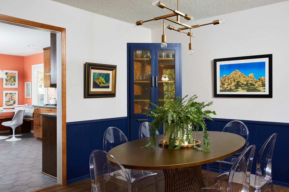 Esempio di una sala da pranzo moderna chiusa e di medie dimensioni con pavimento marrone, pareti multicolore e parquet scuro