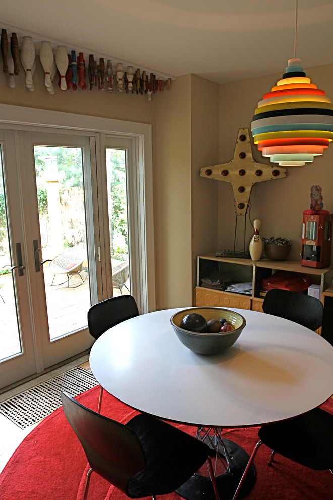 Immagine di una piccola sala da pranzo aperta verso la cucina minimal con pareti beige, parquet chiaro e nessun camino