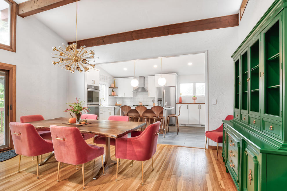 Idee per una sala da pranzo aperta verso la cucina moderna di medie dimensioni con pareti bianche, pavimento marrone e pavimento in legno massello medio