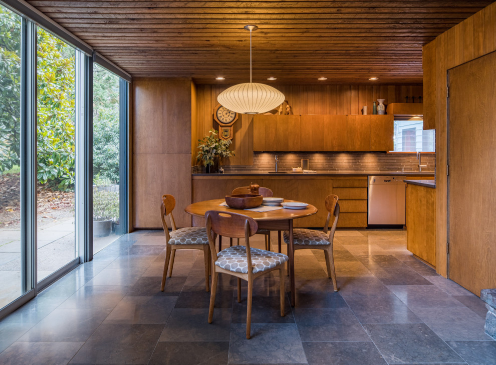 Réalisation d'une grande salle à manger ouverte sur la cuisine vintage en bois avec un sol en carrelage de céramique, un sol gris et un plafond en bois.