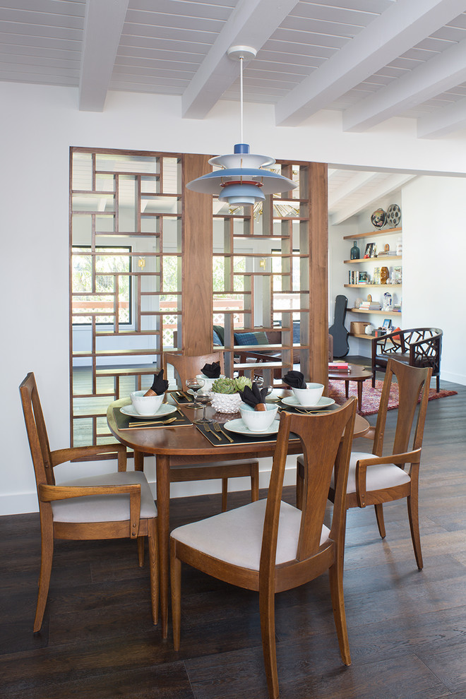 Стильный дизайн: кухня-столовая среднего размера в стиле ретро с темным паркетным полом, коричневым полом и белыми стенами - последний тренд