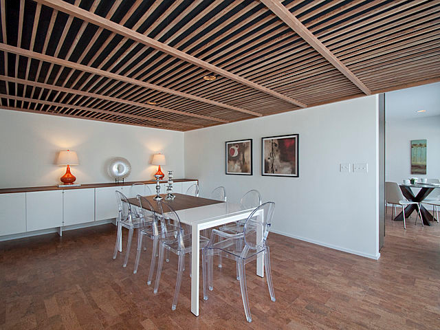 Idee per una grande sala da pranzo aperta verso la cucina moderna con pareti bianche, pavimento in sughero e nessun camino