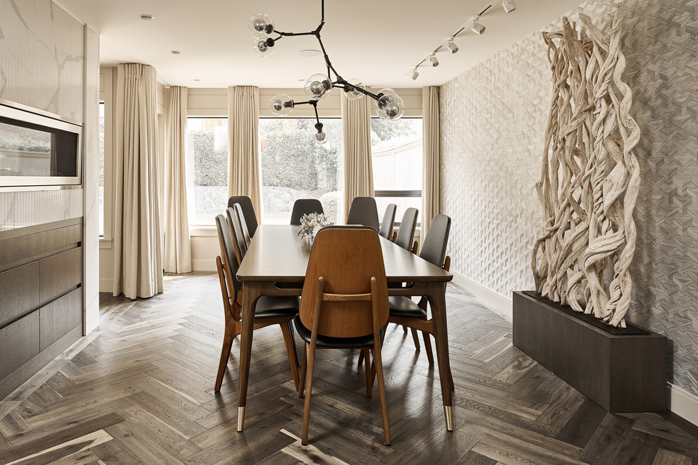 Свежая идея для дизайна: столовая в стиле ретро с серыми стенами, темным паркетным полом и коричневым полом - отличное фото интерьера