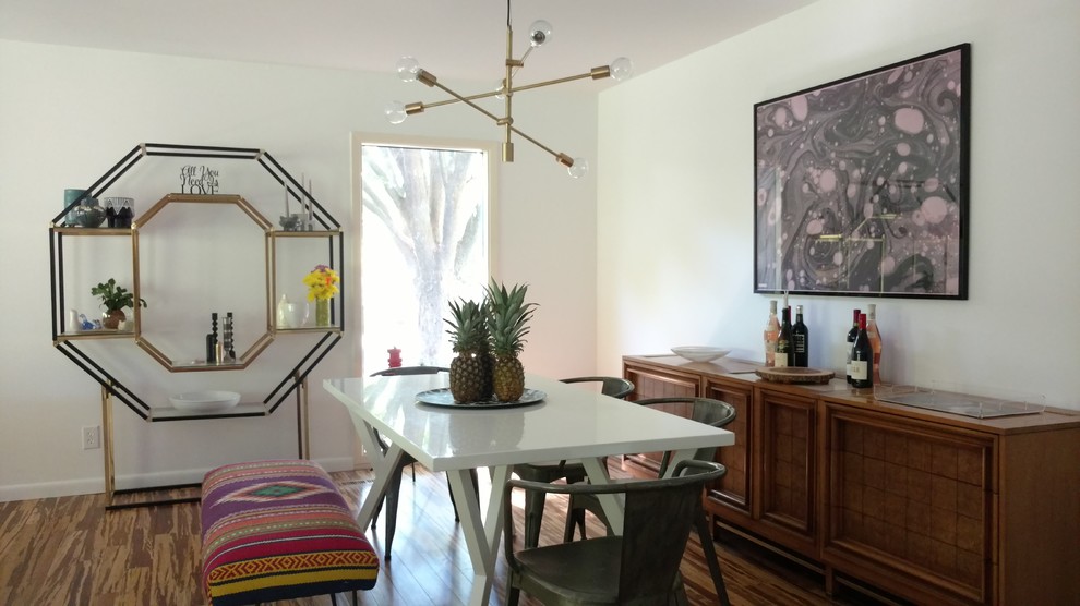Источник вдохновения для домашнего уюта: столовая в стиле ретро с белыми стенами и полом из бамбука