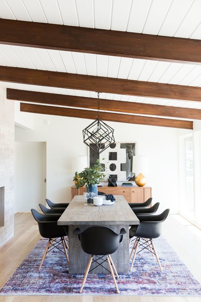 Inspiration pour une salle à manger vintage avec un mur blanc, parquet clair, un sol beige et éclairage.