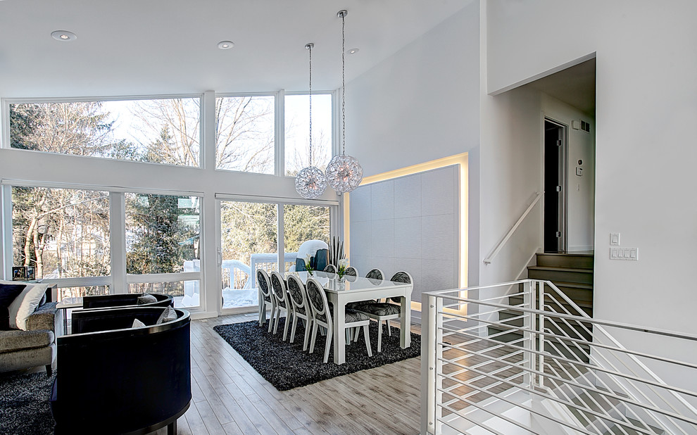 Ispirazione per una piccola sala da pranzo aperta verso il soggiorno design con pareti bianche e parquet chiaro