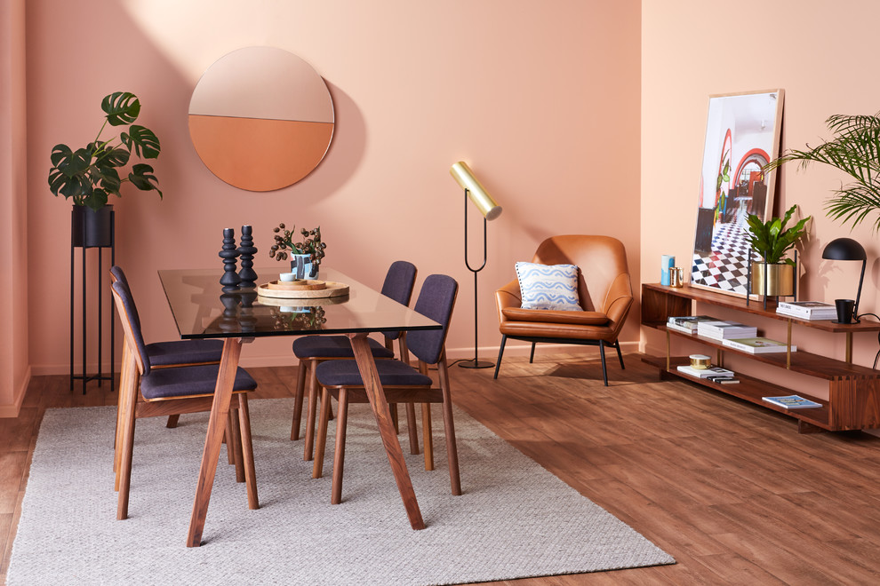 Exemple d'une salle à manger tendance de taille moyenne avec un mur rose, un sol en vinyl et un sol marron.