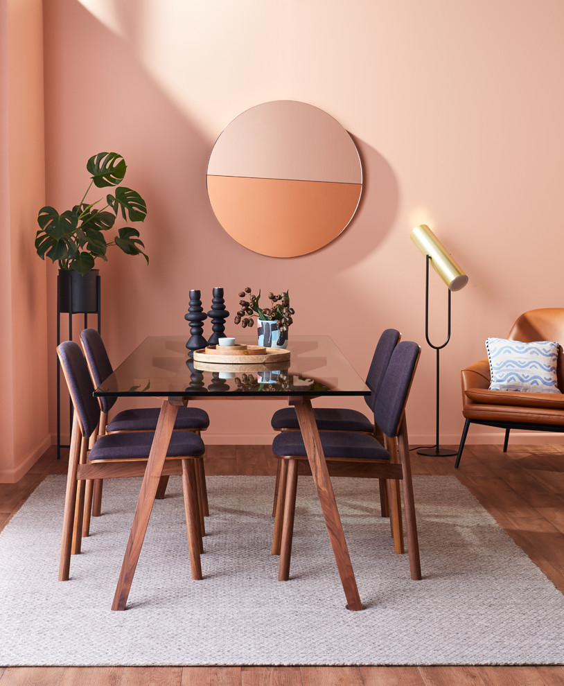 Идея дизайна: столовая среднего размера в современном стиле с розовыми стенами, полом из винила и коричневым полом