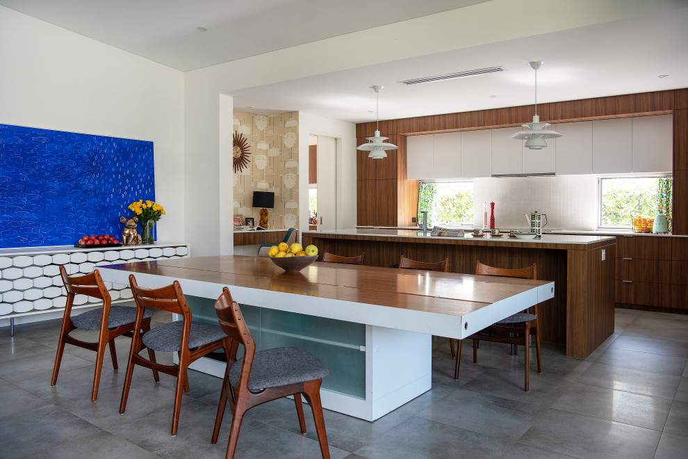 Retro Wohnküche ohne Kamin mit weißer Wandfarbe, Betonboden, grauem Boden und Tapetenwänden in Perth