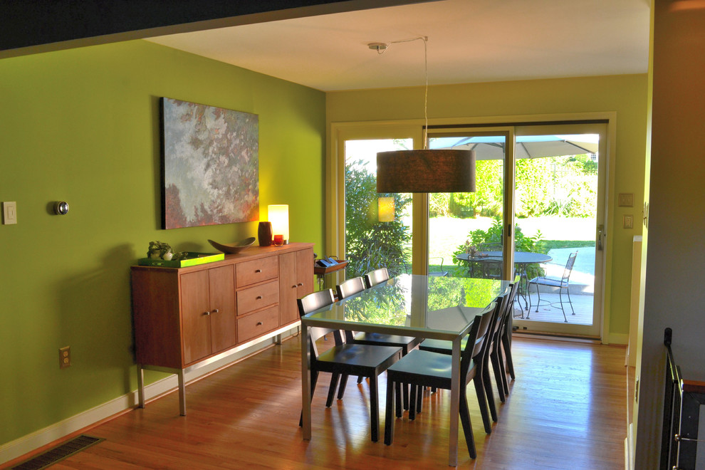 Источник вдохновения для домашнего уюта: маленькая кухня-столовая в стиле ретро с зелеными стенами и паркетным полом среднего тона без камина для на участке и в саду