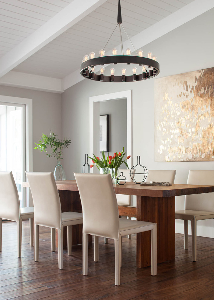 Inspiration pour une salle à manger design de taille moyenne avec un mur gris et un sol en bois brun.