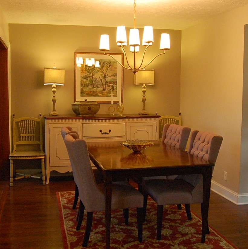Exemple d'une petite salle à manger ouverte sur la cuisine rétro avec un mur gris, un sol en bois brun et aucune cheminée.