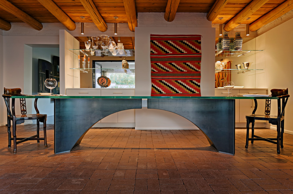 На фото: большая гостиная-столовая в стиле фьюжн с бежевыми стенами, кирпичным полом и красным полом без камина