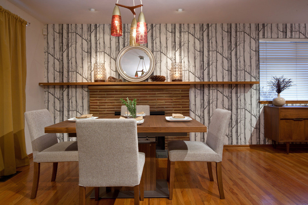 Modernes Esszimmer mit bunten Wänden und braunem Holzboden in Seattle