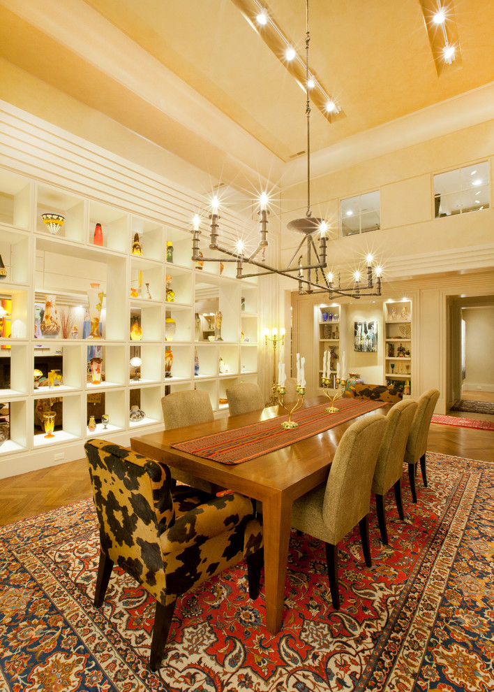 Inspiration pour une très grande salle à manger ouverte sur la cuisine design avec un mur beige et parquet clair.
