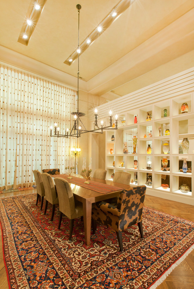 Exemple d'une très grande salle à manger ouverte sur la cuisine tendance avec un mur beige et parquet clair.