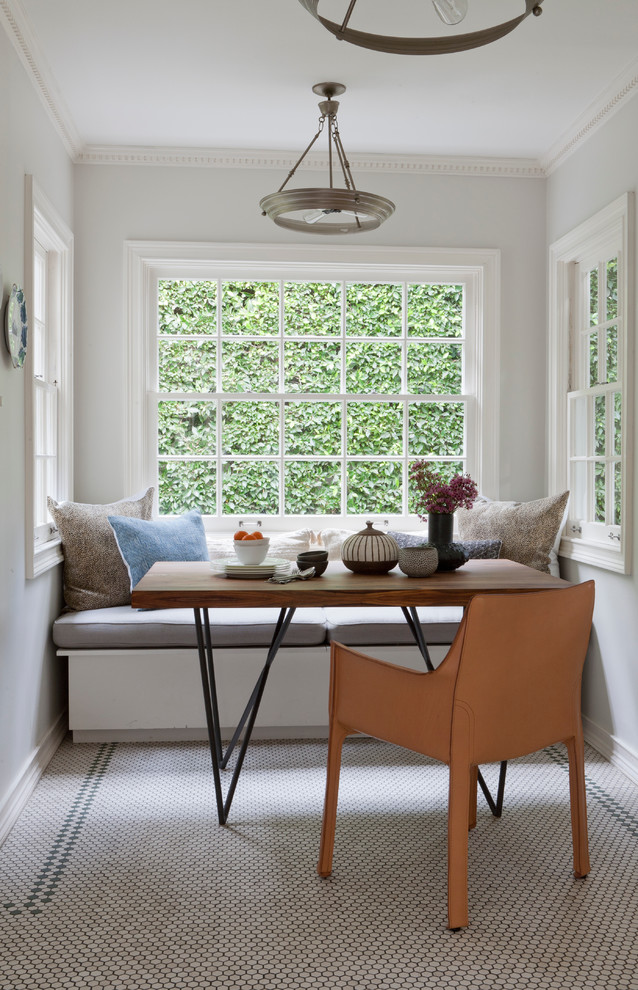 Источник вдохновения для домашнего уюта: маленькая столовая в стиле неоклассика (современная классика) с серыми стенами для на участке и в саду