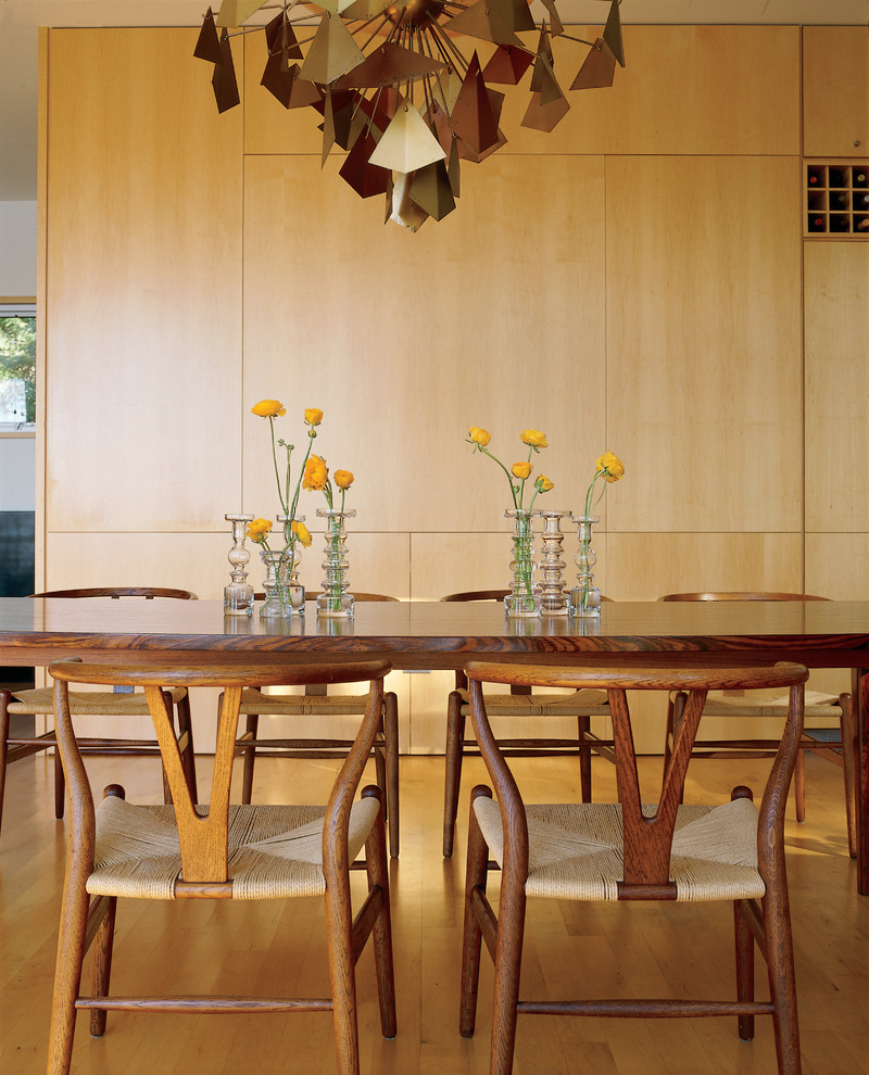 Cette photo montre une salle à manger rétro avec un sol en bois brun.