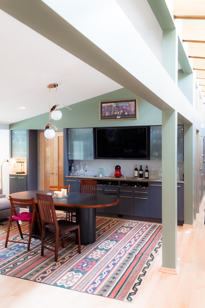 На фото: гостиная-столовая в стиле ретро с зелеными стенами и светлым паркетным полом без камина