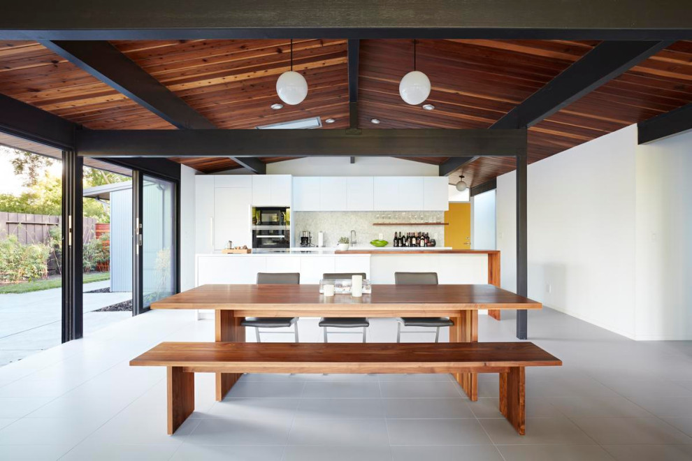 Idee per una grande sala da pranzo aperta verso la cucina moderna con pareti bianche, pavimento in gres porcellanato, pavimento grigio e soffitto in legno