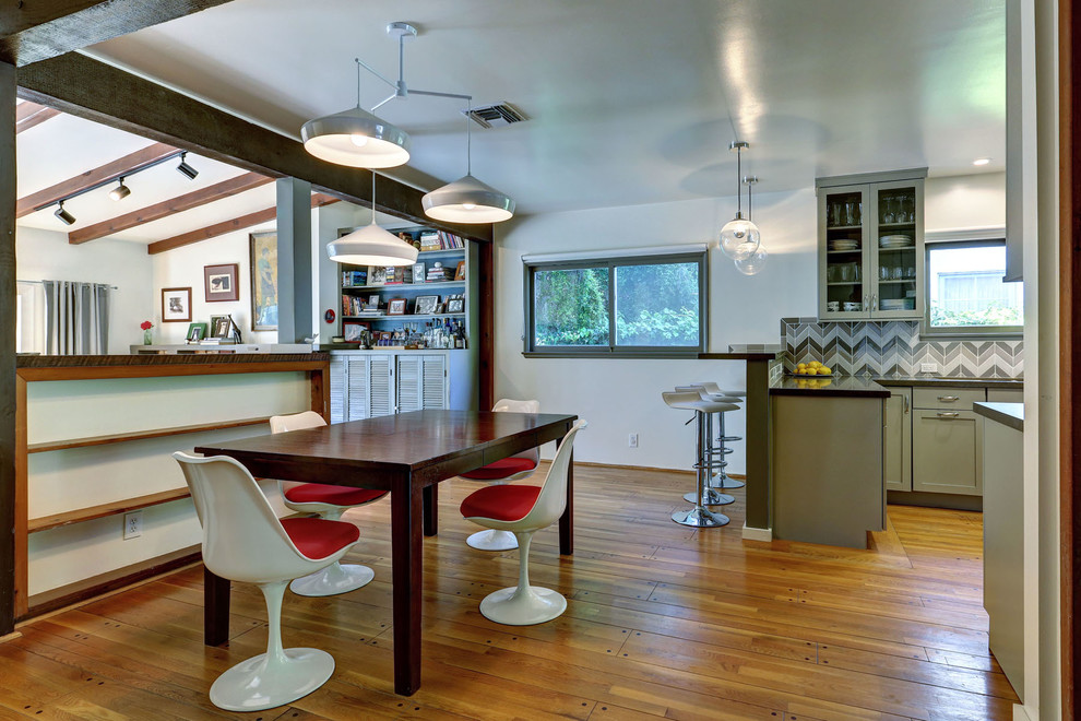 Cette image montre une salle à manger ouverte sur la cuisine vintage.