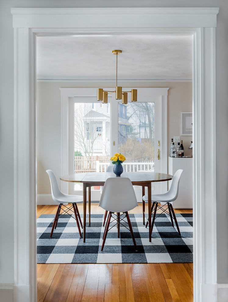 Esempio di una sala da pranzo aperta verso la cucina minimalista di medie dimensioni con pareti beige e moquette