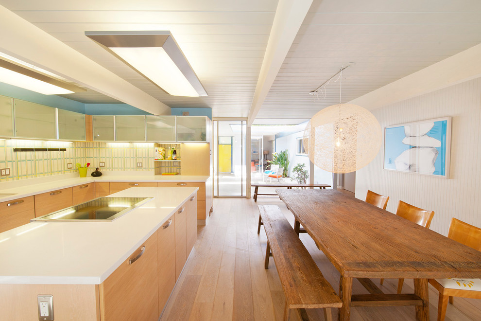 Exempel på ett mellanstort 60 tals kök med matplats, med vita väggar, mellanmörkt trägolv och brunt golv