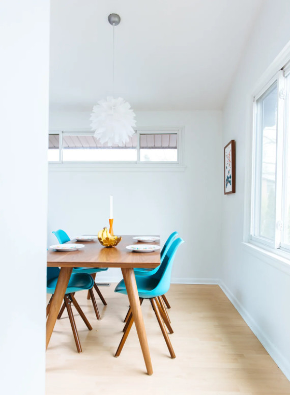 Свежая идея для дизайна: кухня-столовая среднего размера в стиле ретро с белыми стенами и светлым паркетным полом - отличное фото интерьера