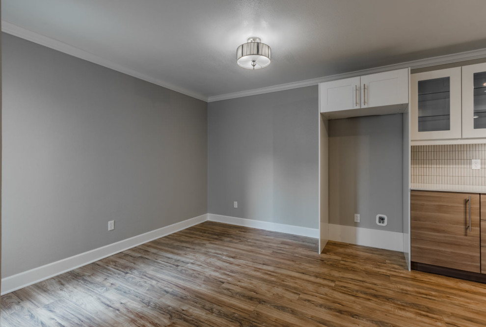 Mittelgroße Retro Wohnküche mit grauer Wandfarbe, Laminat, braunem Boden und eingelassener Decke in Dallas