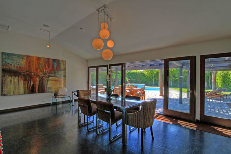 Example of a mid-century modern dining room design in Los Angeles
