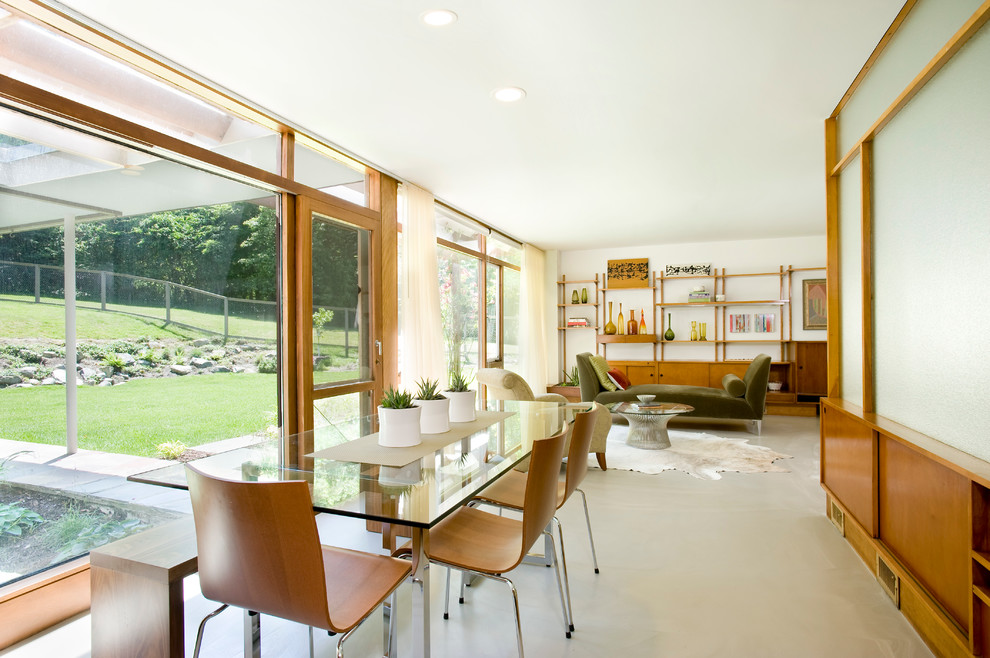 Ispirazione per una sala da pranzo aperta verso il soggiorno minimalista con pareti bianche