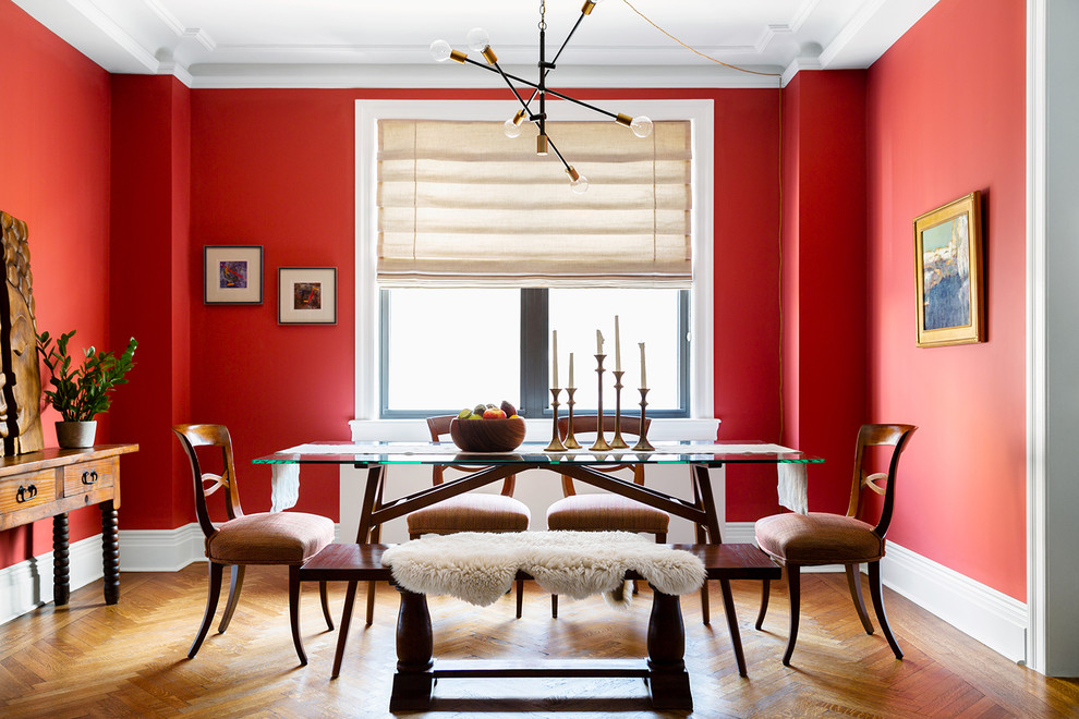 Стильный дизайн: большая столовая в стиле ретро с красными стенами, паркетным полом среднего тона и коричневым полом - последний тренд