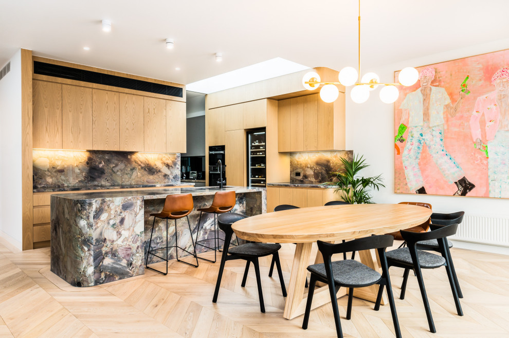 Esempio di una sala da pranzo aperta verso il soggiorno contemporanea con pareti bianche, parquet chiaro e pavimento beige