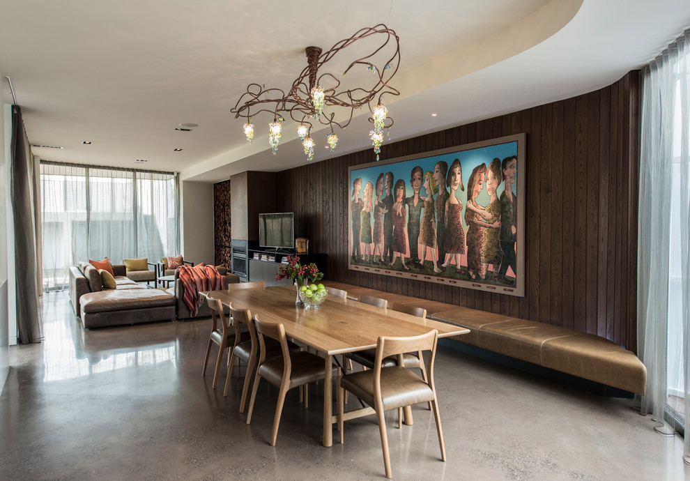 Idées déco pour une salle à manger ouverte sur le salon contemporaine de taille moyenne avec sol en béton ciré, un sol gris et un mur marron.