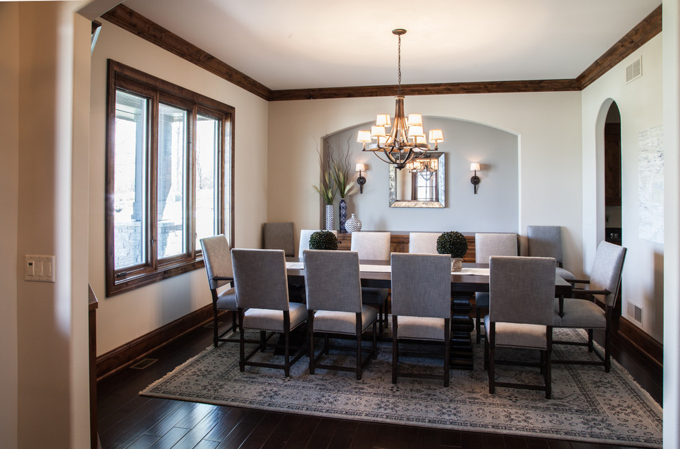 Idee per una sala da pranzo aperta verso il soggiorno chic con pareti beige, pavimento in gres porcellanato e pavimento beige