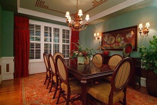 This is an example of a bohemian dining room in Richmond.