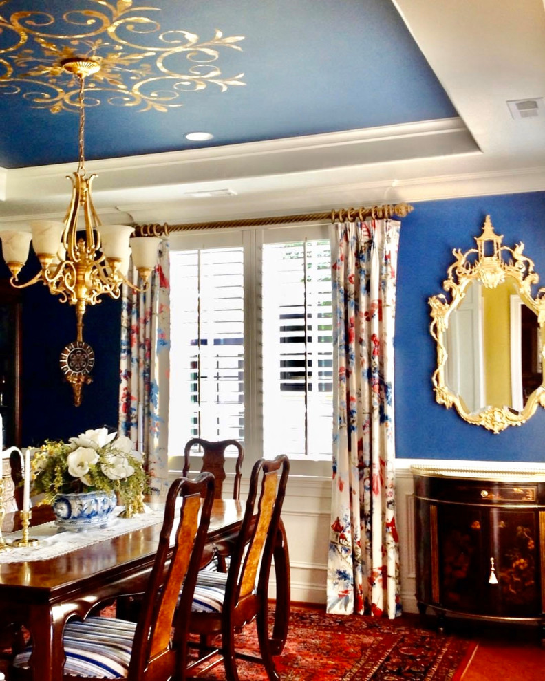 Идея дизайна: отдельная столовая в классическом стиле с синими стенами, темным паркетным полом, коричневым полом, многоуровневым потолком и панелями на стенах