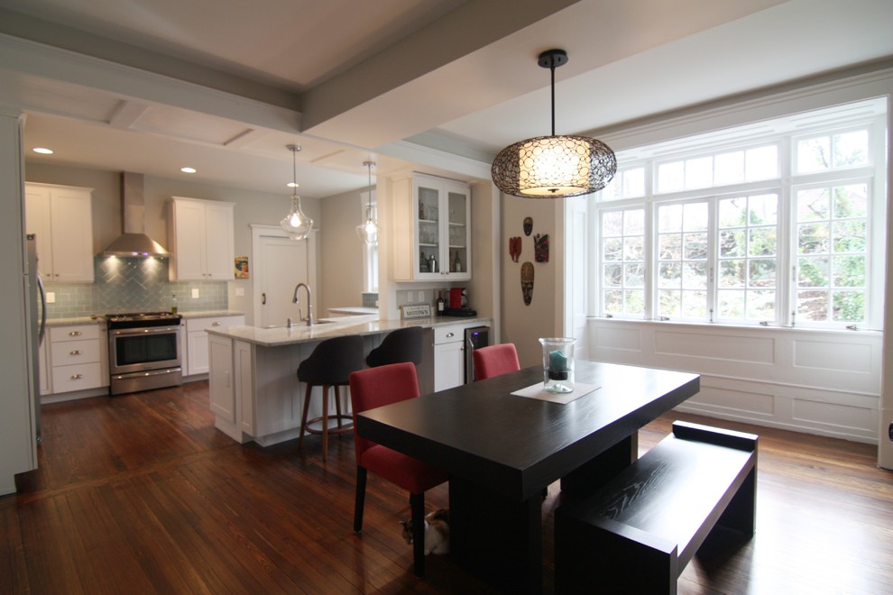 Свежая идея для дизайна: кухня-столовая среднего размера в стиле кантри с серыми стенами и паркетным полом среднего тона - отличное фото интерьера