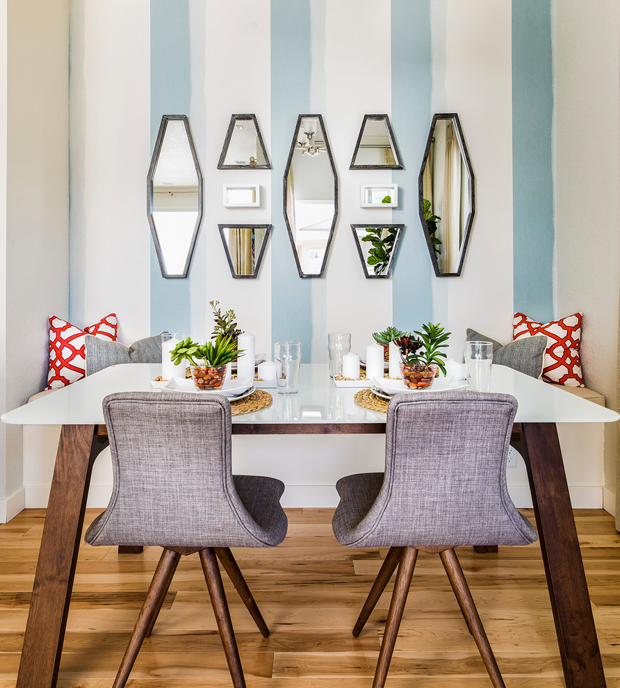 Свежая идея для дизайна: столовая в стиле неоклассика (современная классика) с синими стенами и светлым паркетным полом - отличное фото интерьера
