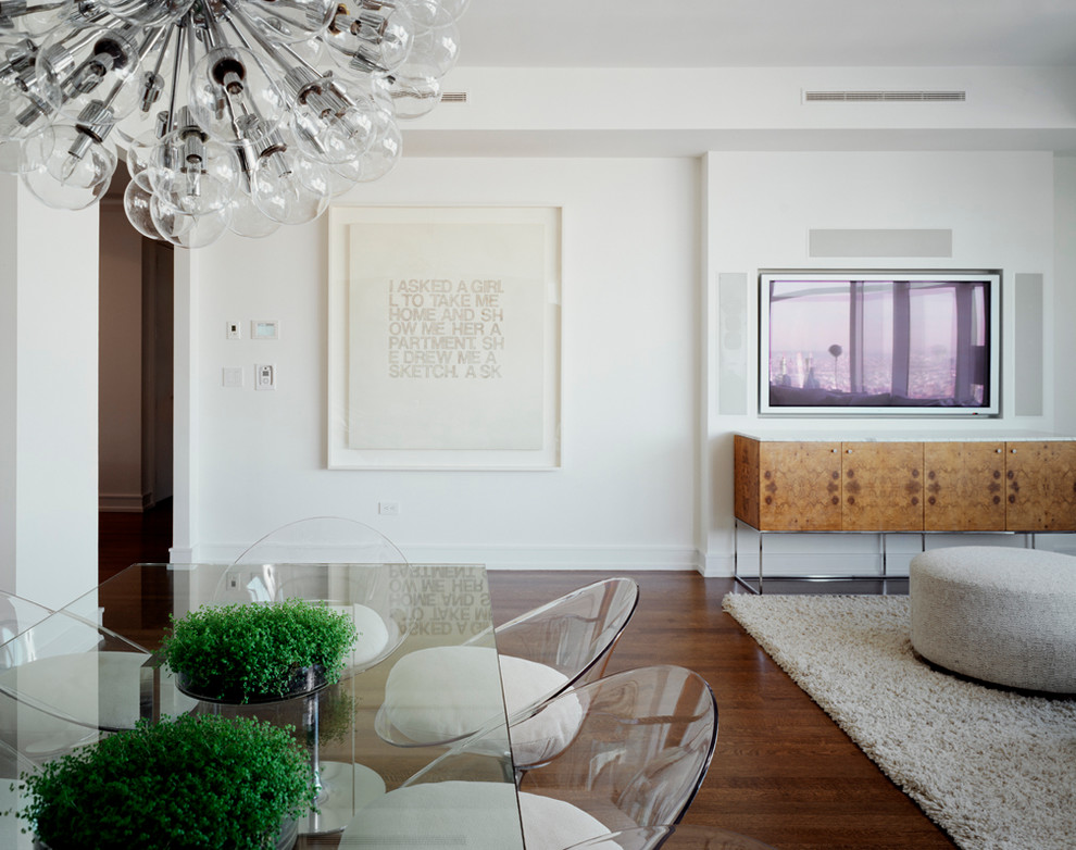 Offenes Modernes Esszimmer ohne Kamin mit weißer Wandfarbe und braunem Holzboden in New York