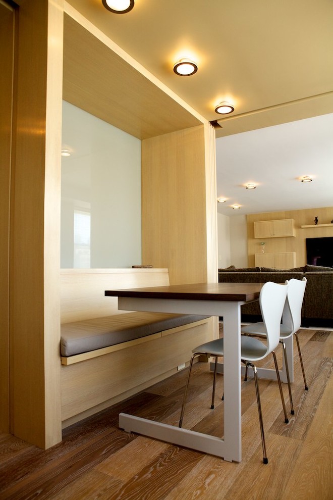 Exemple d'une salle à manger ouverte sur la cuisine moderne de taille moyenne avec un mur beige, parquet clair et aucune cheminée.