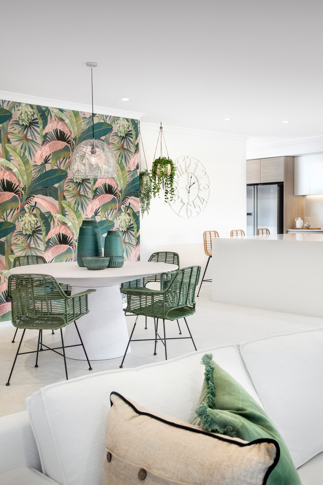 Ispirazione per una sala da pranzo aperta verso il soggiorno costiera con pareti bianche e pavimento beige
