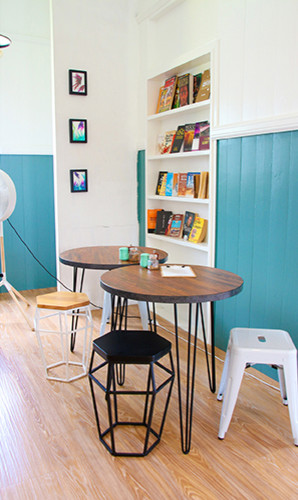 Diseño de comedor de cocina escandinavo pequeño con paredes azules, suelo de madera clara y suelo beige