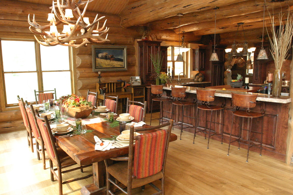 Idee per una sala da pranzo aperta verso la cucina rustica con pavimento in legno massello medio