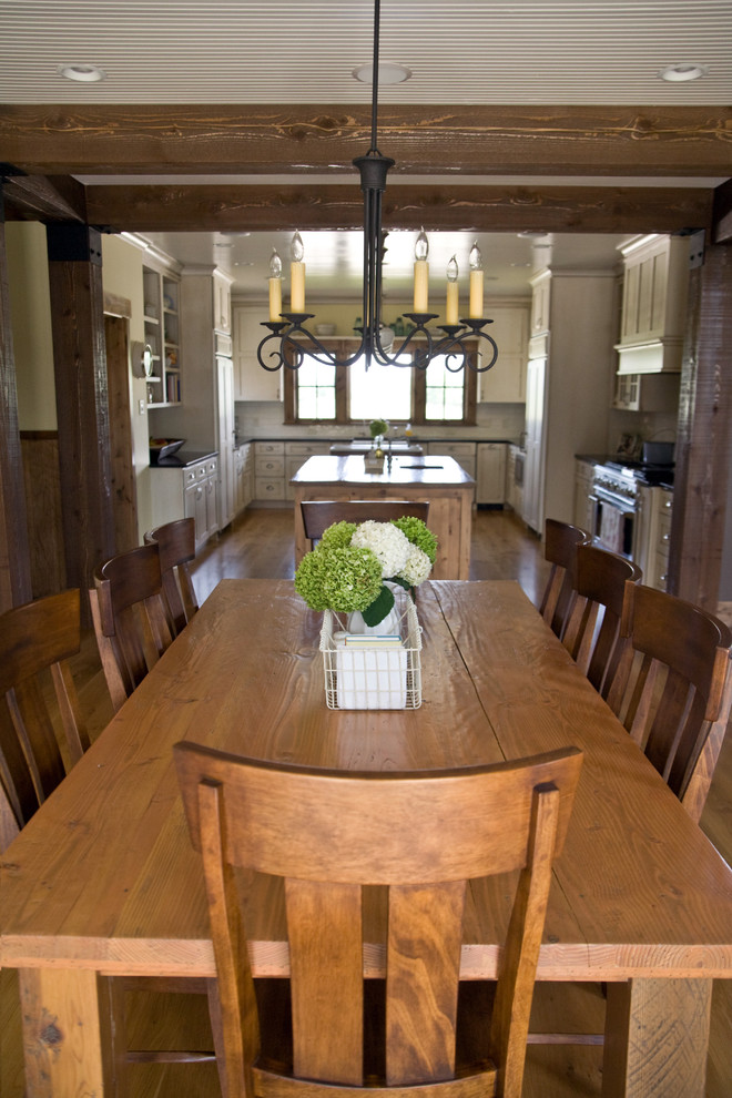 Ejemplo de comedor de cocina campestre con suelo de madera en tonos medios