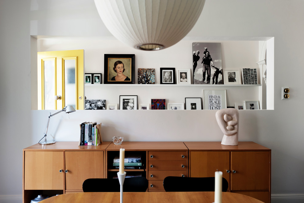 Свежая идея для дизайна: столовая в стиле ретро с белыми стенами - отличное фото интерьера