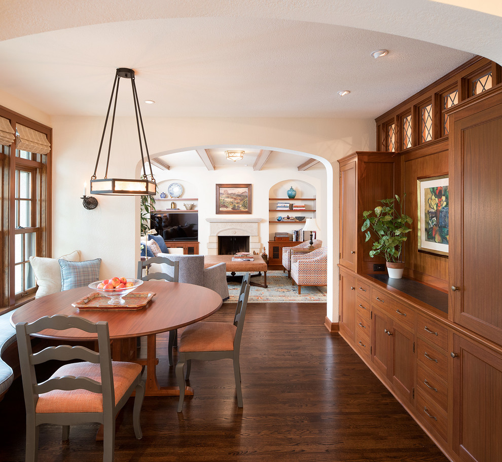 Cette image montre une salle à manger traditionnelle avec un mur blanc, parquet foncé et un sol marron.
